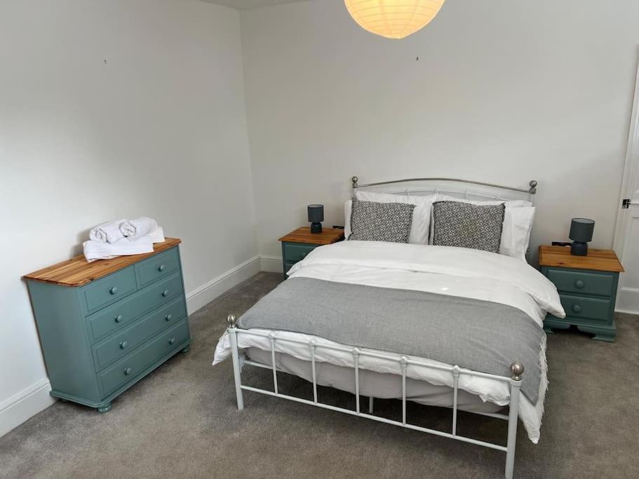 סווינדון 2 Bedroom Cottage In Old Town מראה חיצוני תמונה